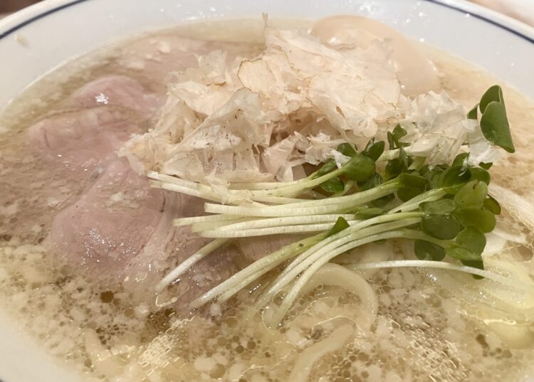 難波・鱗「味玉塩ラーメン」アップ写真