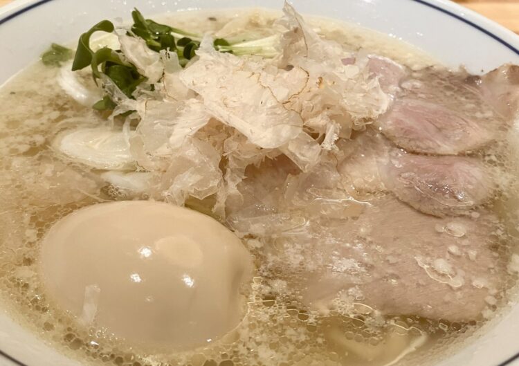 難波・鱗「味玉塩ラーメン」アップ写真②