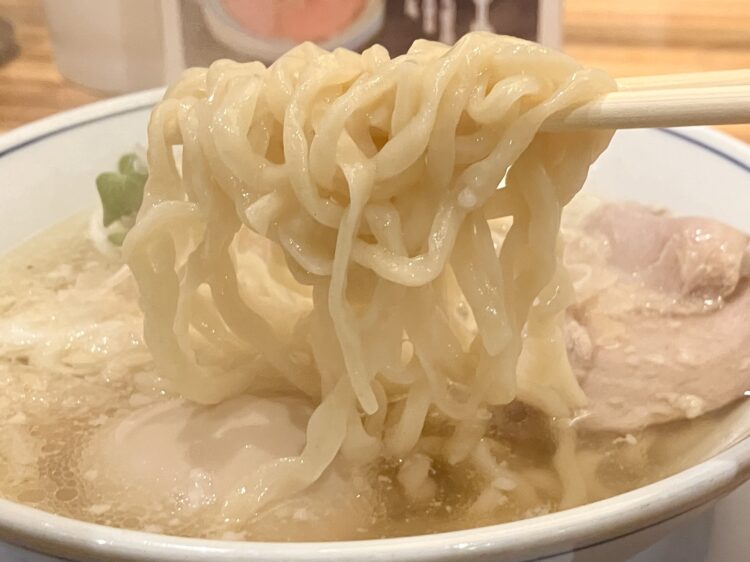 難波・鱗「味玉塩ラーメン」麺アップ写真