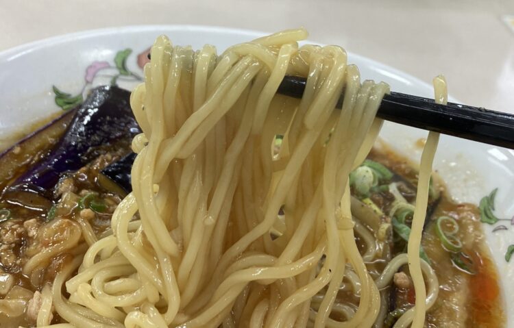 餃子の王将「麻婆茄子ラーメン」麺アップ写真