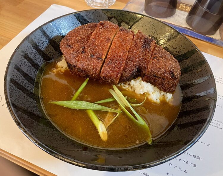 奈良県橿原市「七福」カツカレー丼全体写真