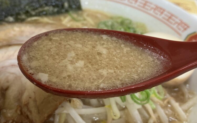 餃子の王将 ラーメンセット「餃子の王将ラーメン」スープアップ写真