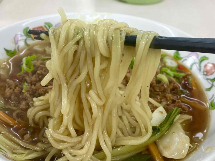 餃子の王将「酸辣湯麵」麺アップ写真