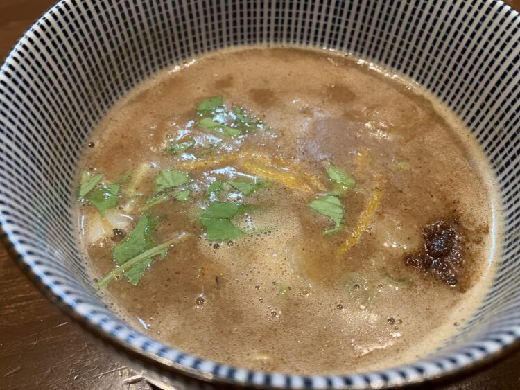 橿原市麺屋しりとり「味玉つけ麺」スープ全体写真