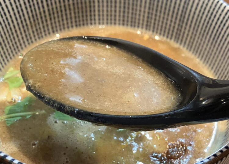 橿原市麺屋しりとり「味玉つけ麺」スープアップ写真