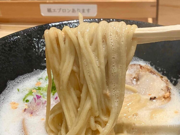 大和高田市「くろす」のにんにく入り煮込みらーめん麺アップ写真