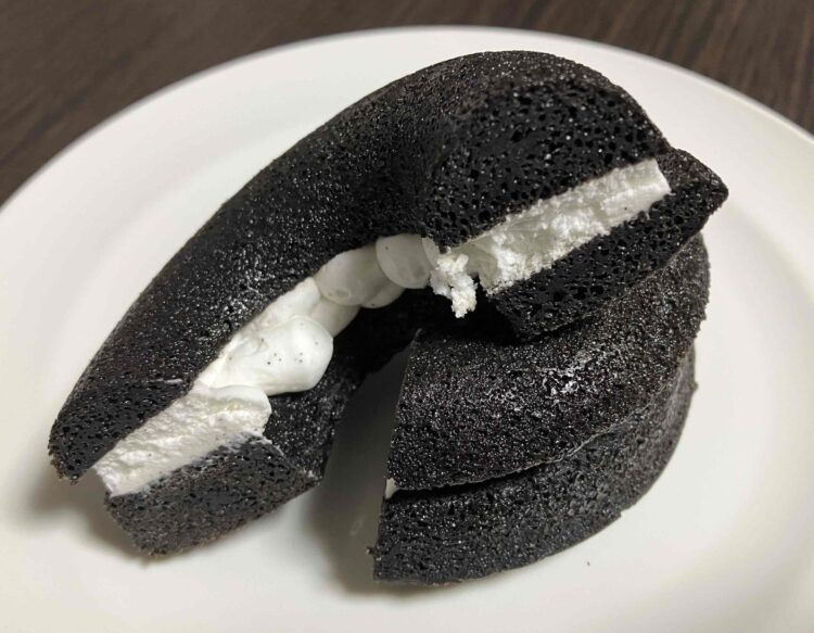 ローソン「黒いフィナンシェケーキ」いただきます写真