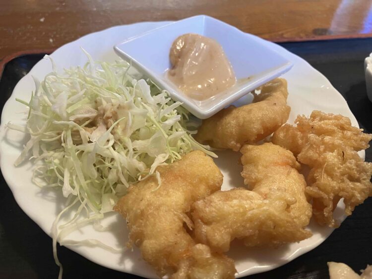 奈良県広陵町「金峰閣」担々麺セットのエビ天＆サラダ