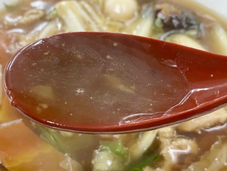 餃子の王将「五目あんかけラーメン」スープアップ写真