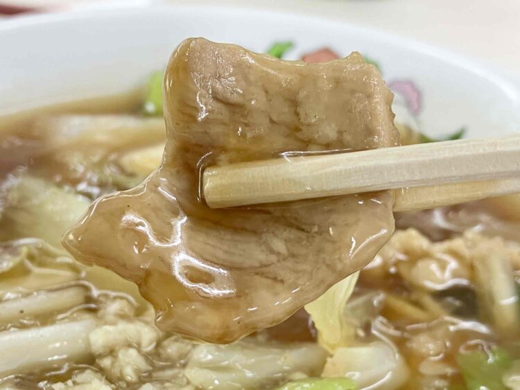 餃子の王将「五目あんかけラーメン」豚肉アップ写真