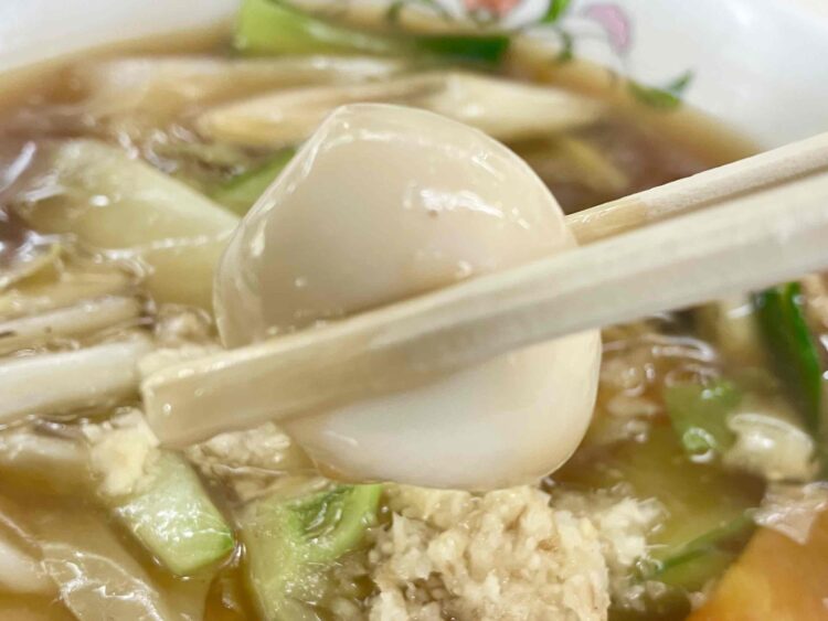 餃子の王将「五目あんかけラーメン」うずら卵アップ写真