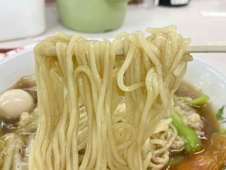 餃子の王将「五目あんかけラーメン」麺アップ写真