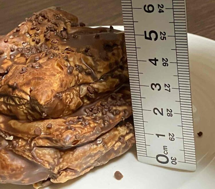 ローソン「サクッとしたクランチチョコパイシュー」高さ測定写真