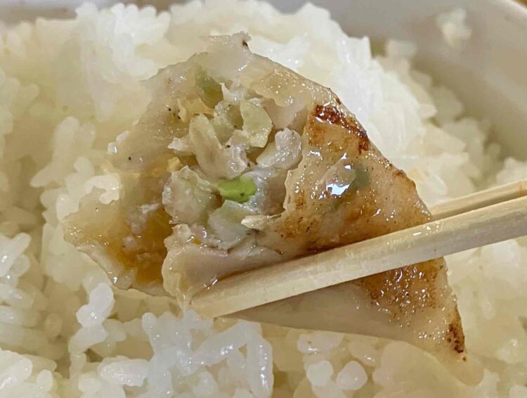 天理スタミナラーメンのセットで餃子とごはんを一緒に食べる写真