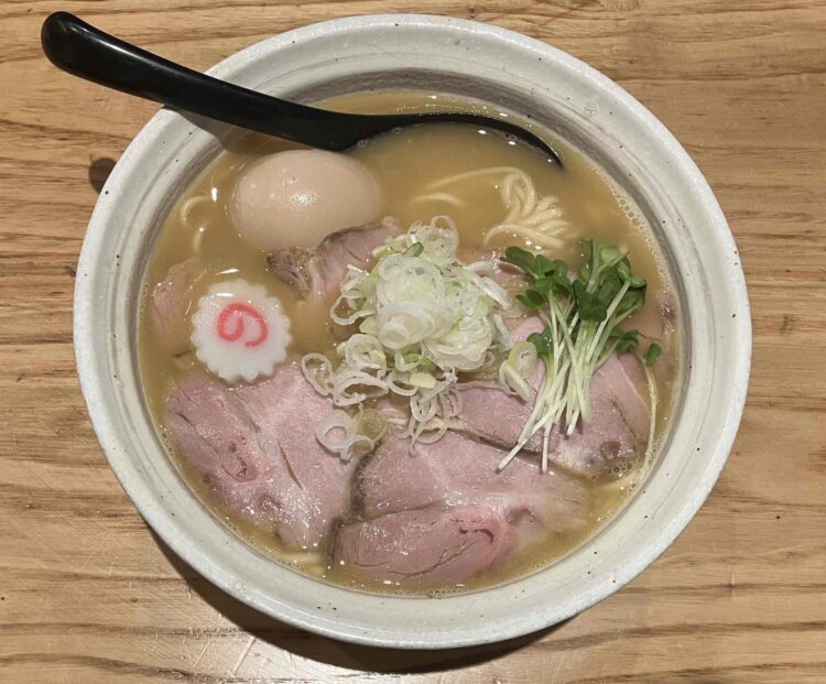 奈良市「麺屋NOROMA」特選鶏そばの全体写真