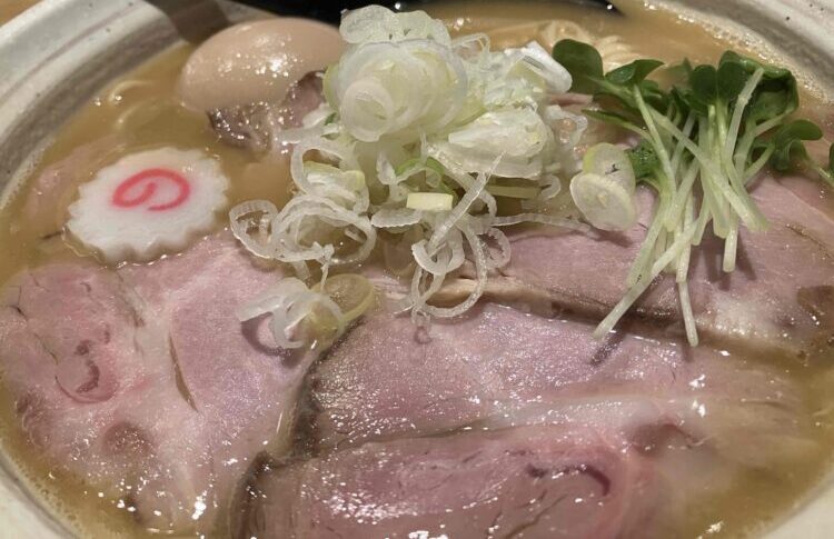 奈良市「NOROMA」特選鶏そばのトッピングアップ写真