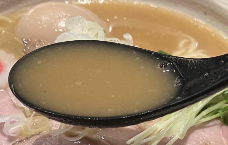 奈良市「NOROMA」特選鶏そばのスープアップ写真