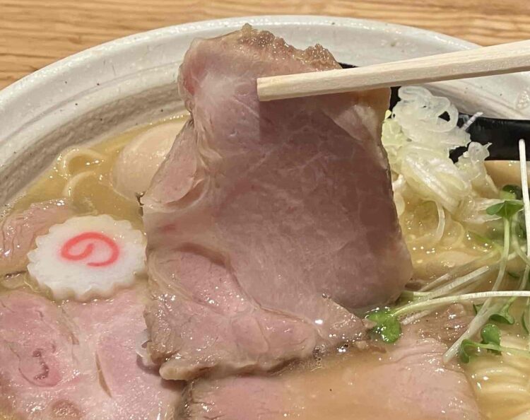 奈良市「NOROMA」特選鶏そばチャーシューアップ写真