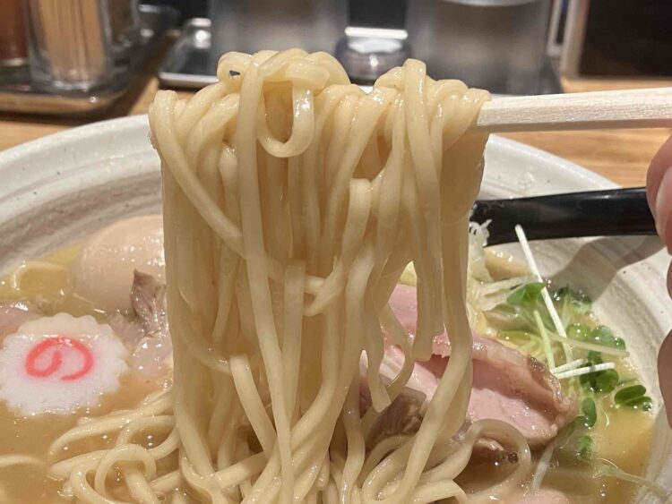 奈良市「NOROMA」特選鶏そばの麺アップ写真