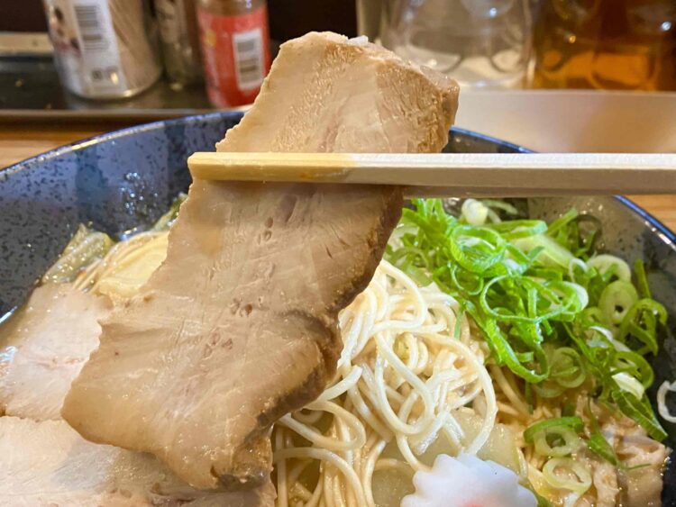 田原本・走麺屋「汁なしスタミナラーメン」チャーシューアップ写真