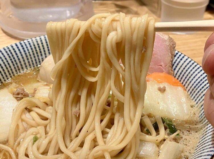 麺屋NOROMA「スタミナまぜそば（ラーメン版）」麺アップ写真