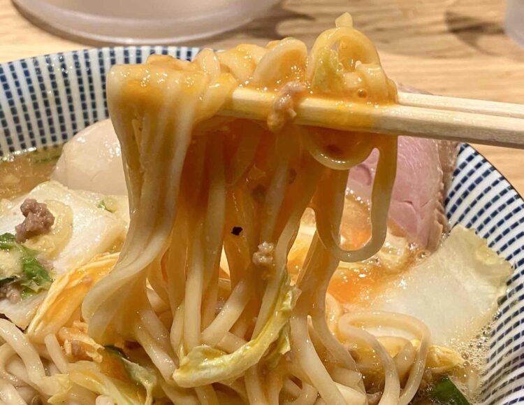 麺屋NOROMA「スタミナまぜそば（ラーメン版）」麺アップ写真②