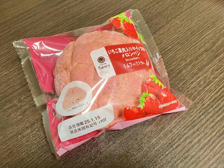 ファミマ「いちご果肉入りホイップのメロンパン」パッケージ写真