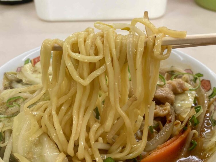 餃子の王将「焦がしにんにく味噌ラーメン」麺アップ写真