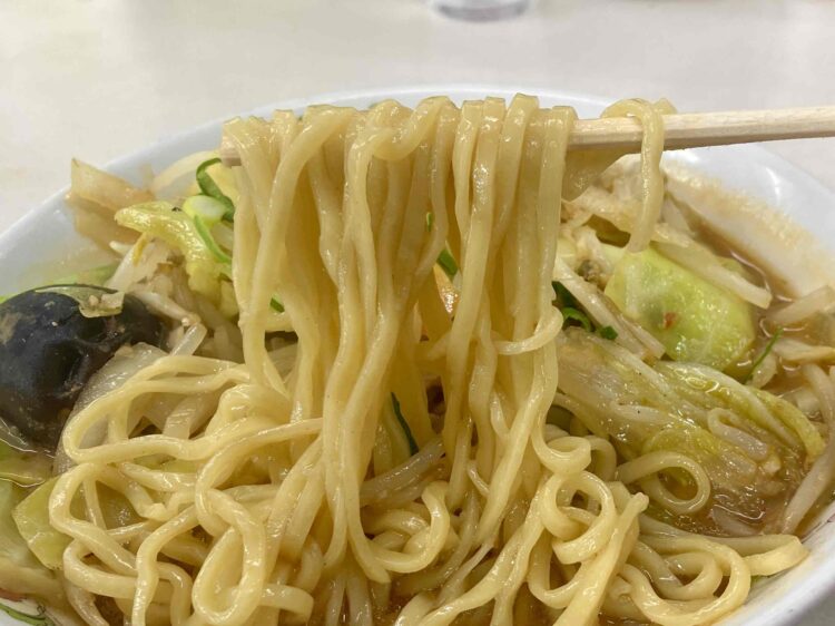 餃子の王将「野菜煮込みラーメン」麺アップ写真