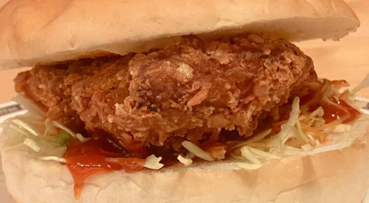 コメダ珈琲店「カラムーチョチキンバーガー」アップ写真