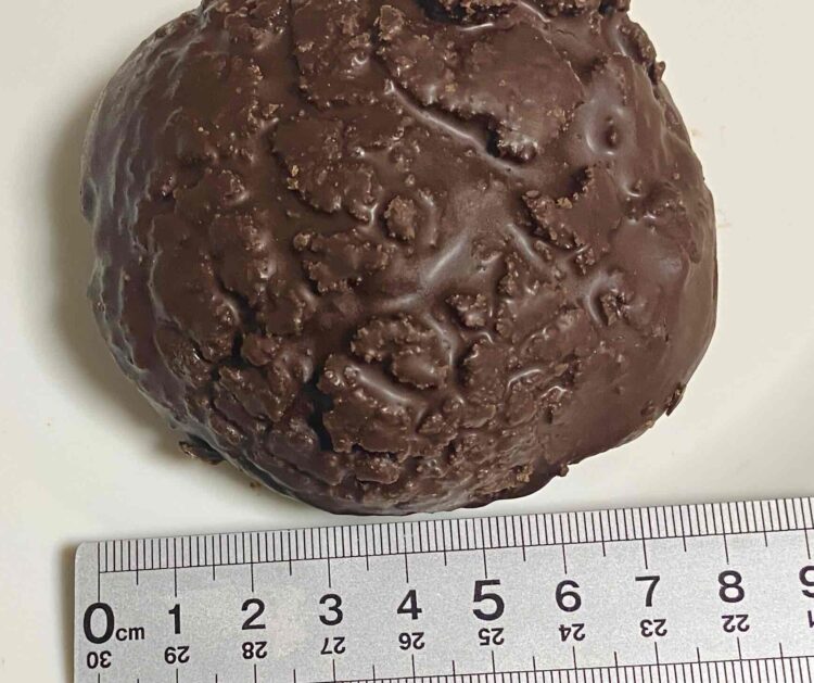 ファミマ「ブラックサンダーチョコクッキーシュー」大きさ測定写真