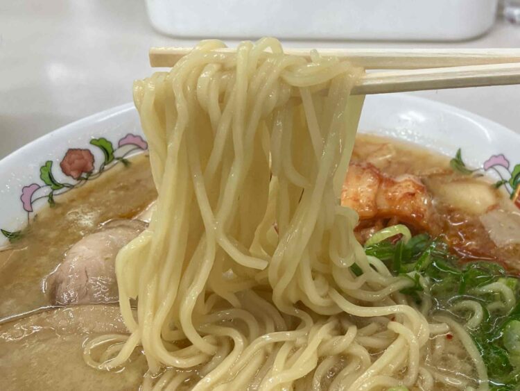 餃子の王将「キムチラーメン」麺アップ写真