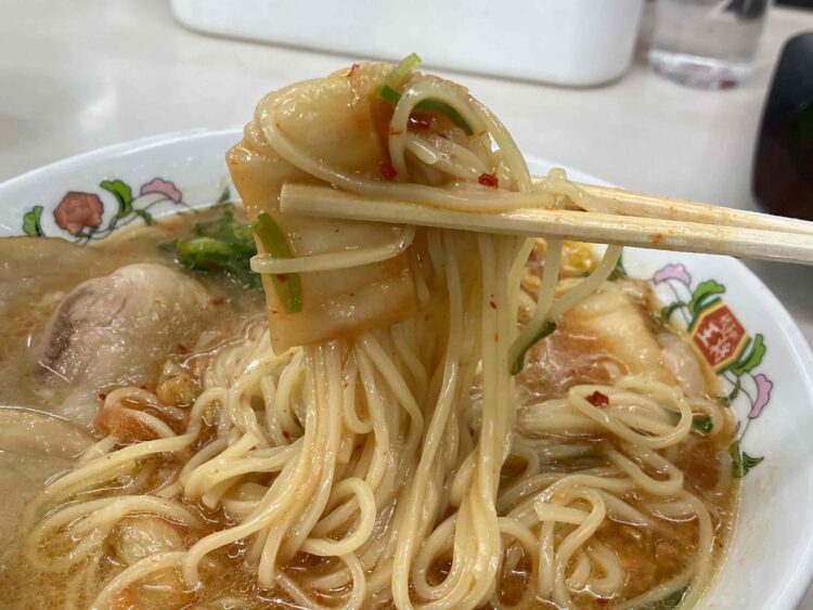 餃子の王将「キムチラーメン」麺アップ写真②　