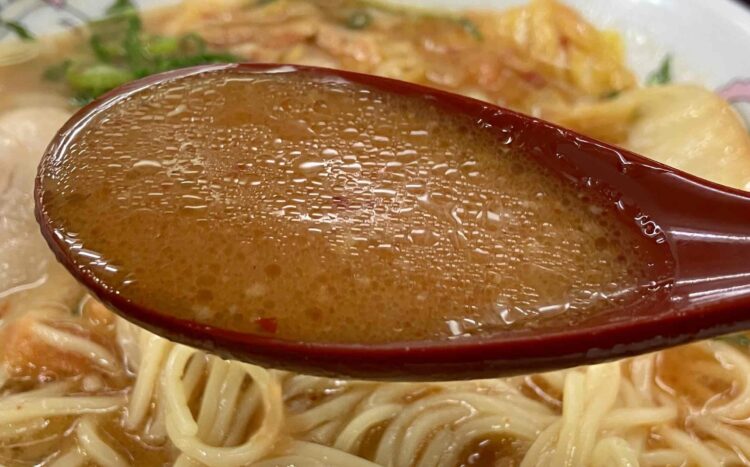 餃子の王将「キムチラーメン」スープアップ写真②