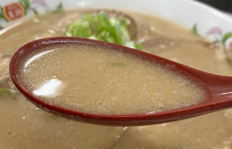 餃子の王将「チャーシュー麺」のスープアップ写真