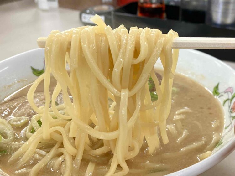 餃子の王将「チャーシュー麺」の麺アップ写真