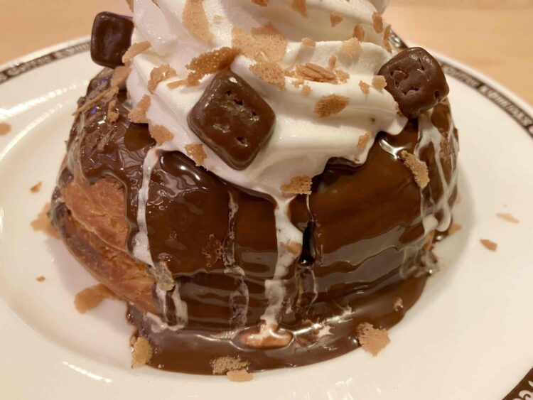 コメダ珈琲店「チョコノワール～Made with KITKAT～」ディニッシュ写真