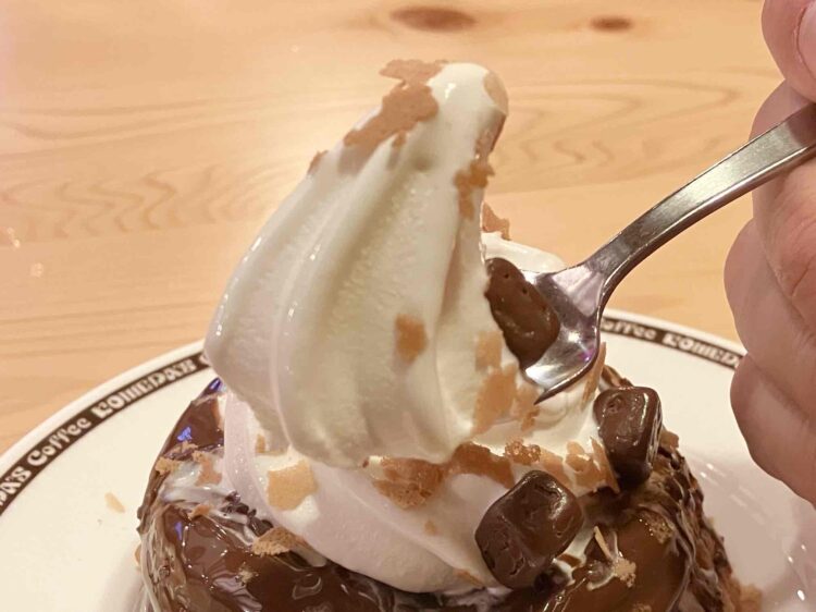 コメダ珈琲店「チョコノワール～Made with KITKAT～」ソフトクリームいただきます写真