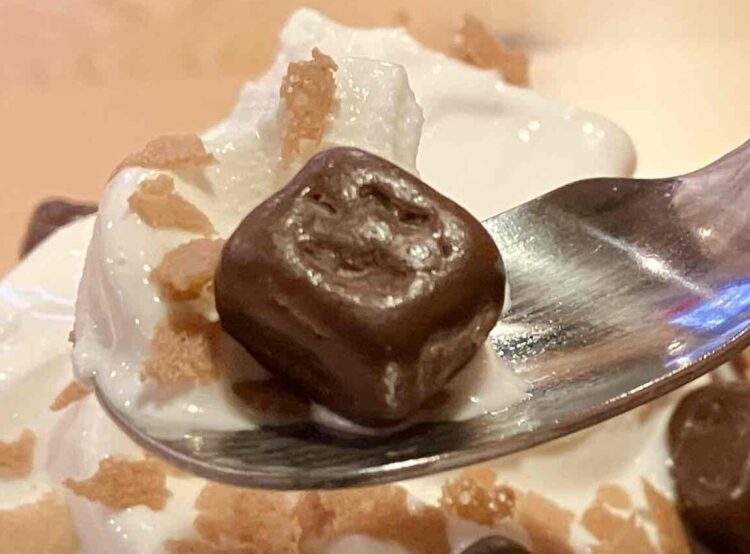コメダ珈琲店「チョコノワール～Made with KITKAT～」チョコダイスアップ写真