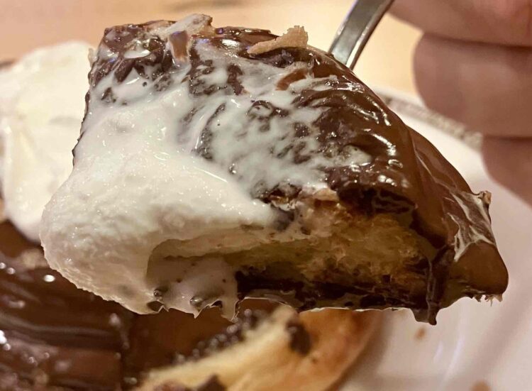 コメダ珈琲店「チョコノワール～Made with KITKAT～」クロワッサン生地いただきます写真