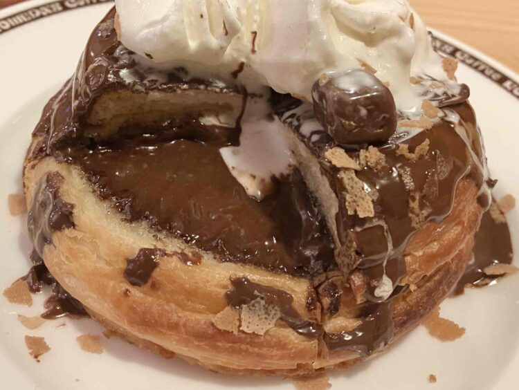 コメダ珈琲店「チョコノワール～Made with KITKAT～」クロワッサン生地の断面写真
