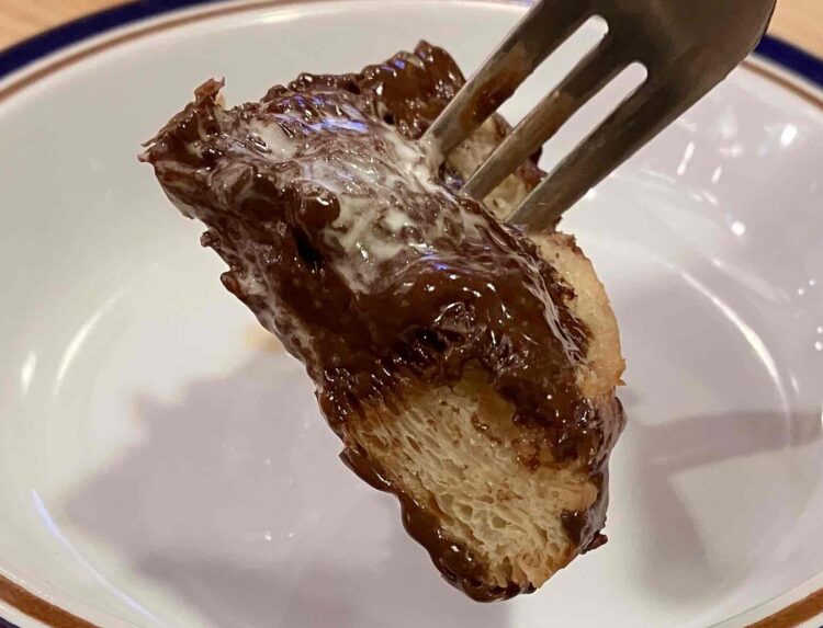 コメダ珈琲店「チョコノワール～Made with KITKAT～」ディニッシュ部分いただきます写真②