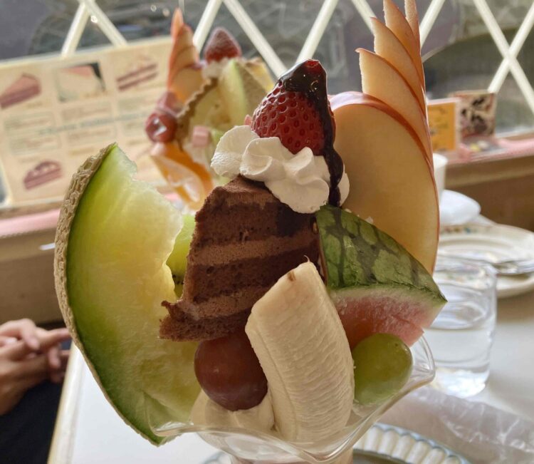 奈良県橿原市「喫茶ビーナス」チョコレートパフェアップ写真②