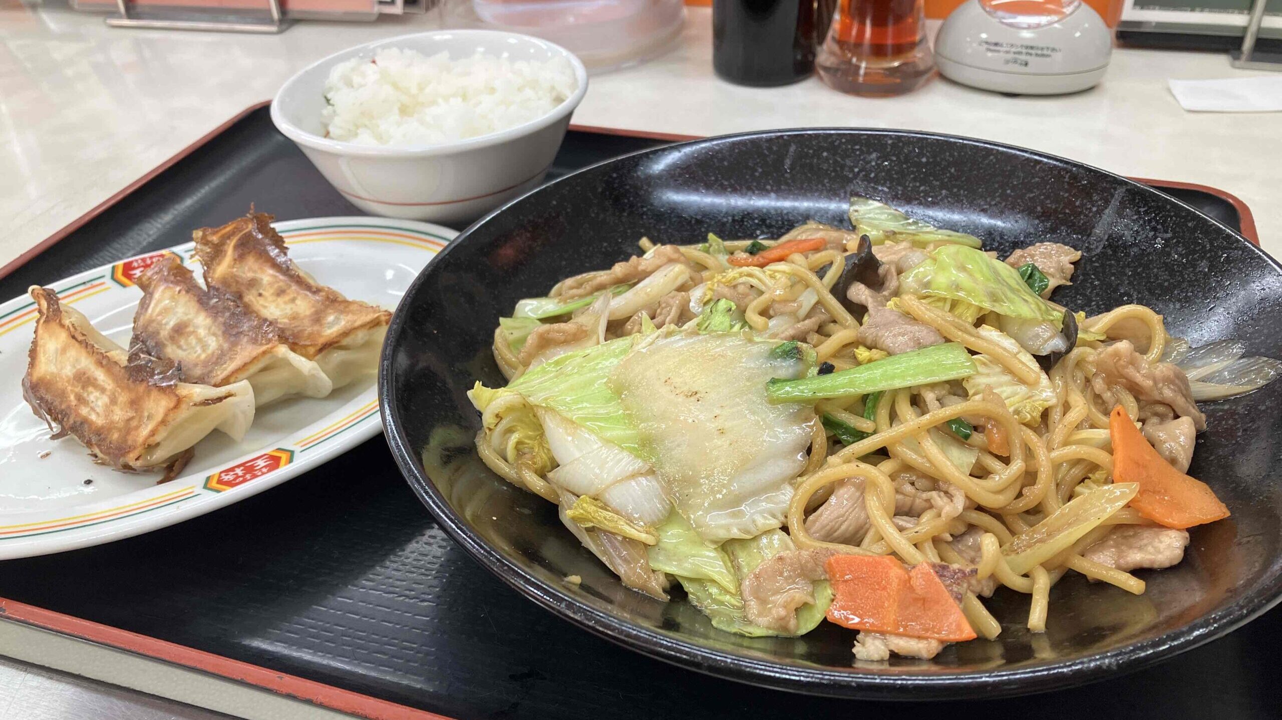 餃子の王将「上海焼きそばフェアセットB」横から全体写真