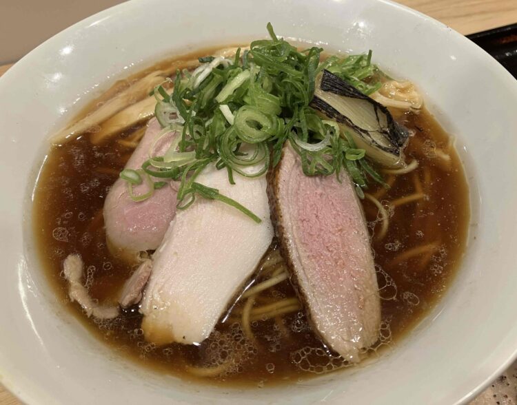 麺屋たけ井「京風鶏鴨ラーメン濃い口仕上げ 特製盛りセット」ラーメン全体写真