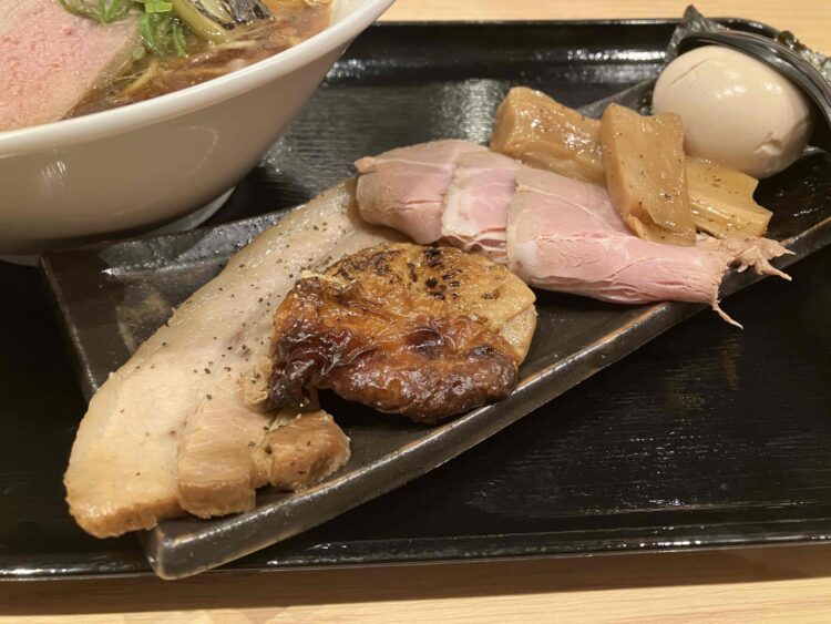 麺屋たけ井「京風鶏鴨ラーメン濃い口仕上げ 特製盛りセット」特盛セット全体写真