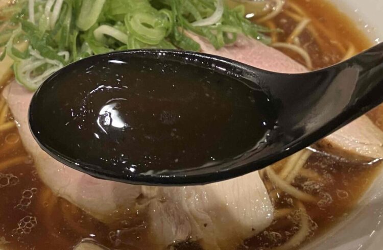 麺屋たけ井「京風鶏鴨ラーメン濃い口仕上げ 特製盛りセット」スープ写真
