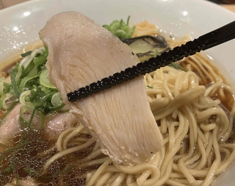麺屋たけ井「京風鶏鴨ラーメン濃い口仕上げ 特製盛りセット」チャーシューアップ写真③ 