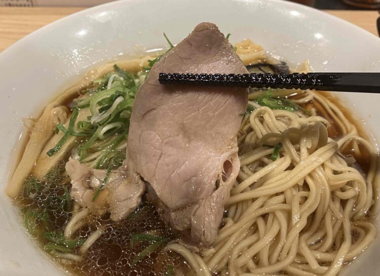 麺屋たけ井「京風鶏鴨ラーメン濃い口仕上げ 特製盛りセット」チャーシューアップ写真②