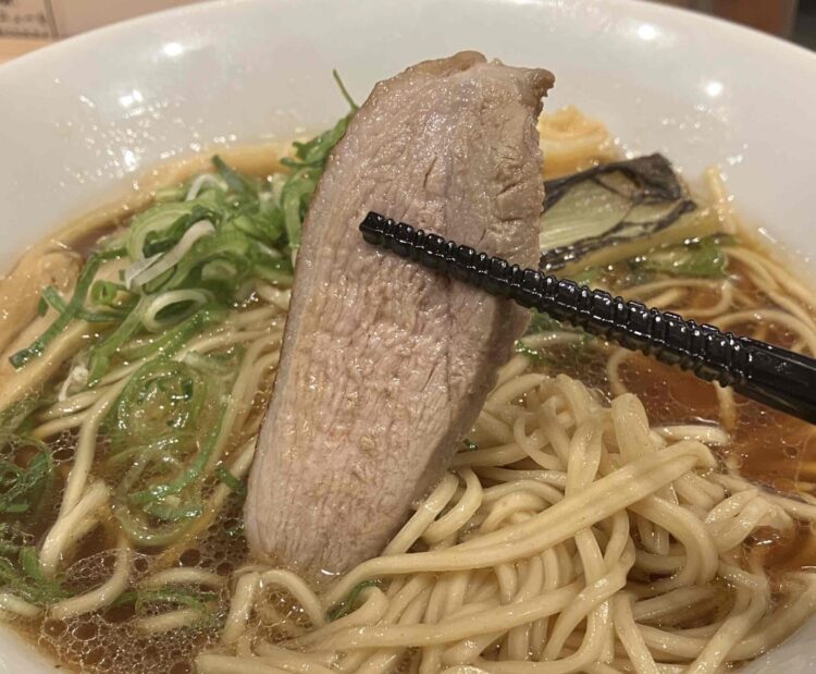 麺屋たけ井「京風鶏鴨ラーメン濃い口仕上げ 特製盛りセット」チャーシューアップ写真①